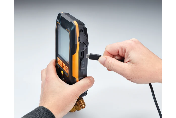 testo 558s - Digital manifold with 4-way valve block and intuitive touchscreen