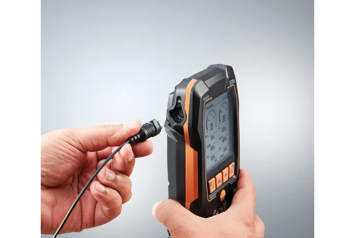 testo 570s - Digital manifold with 4-way valve block, Bluetooth and intelligent error analysis (2024 Model)